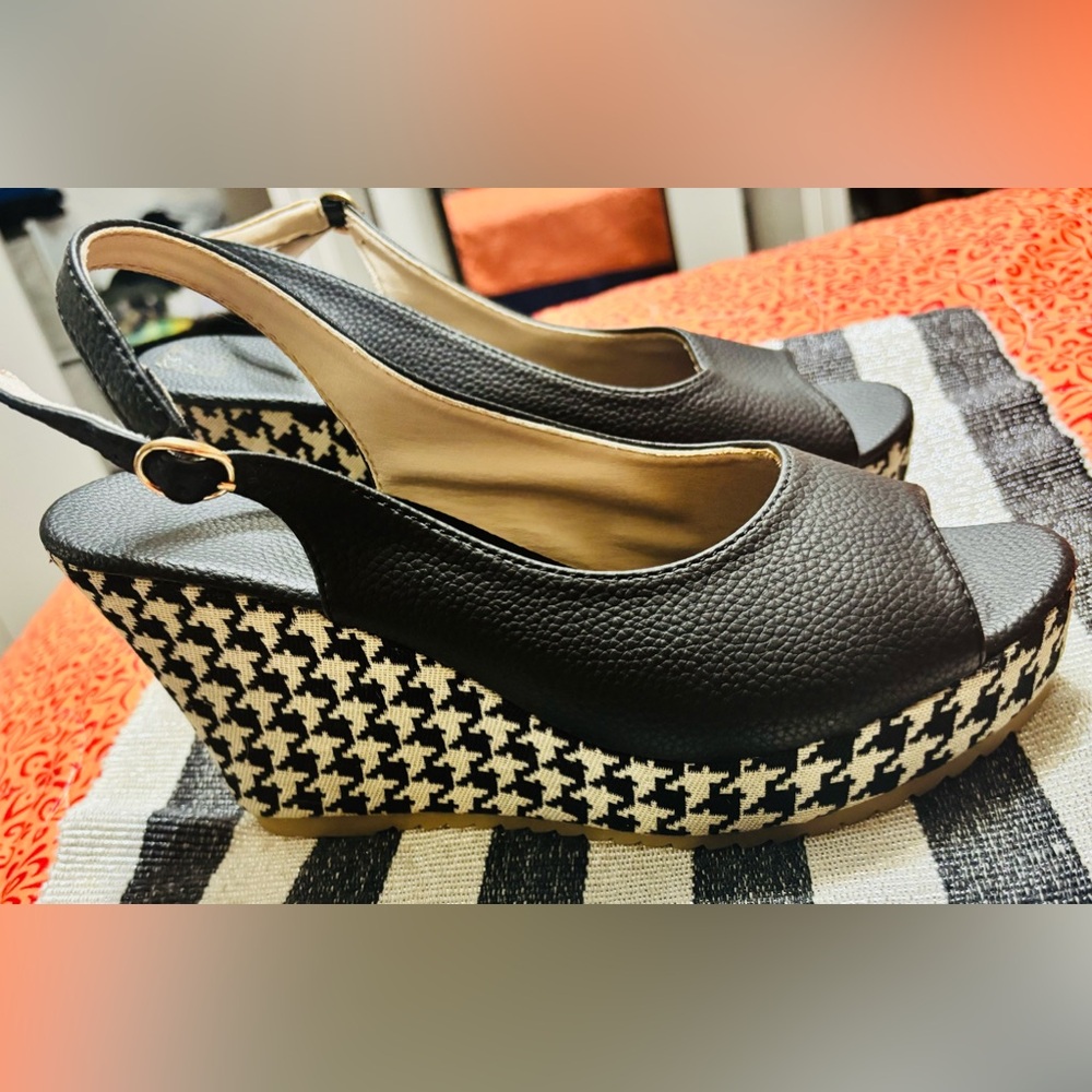 Super cute gingham wedges never worn
